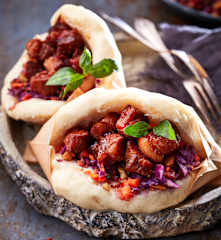 Panini al vapore con pancia di maiale e cavolo rosso (Gua Bao)