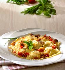 Ravioli de requesón con salsa de berenjena