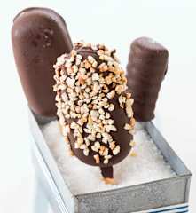 Gelado de baunilha com cobertura de chocolate