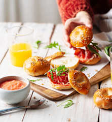 Bagels con jamón y tomate