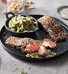 Lachs mit Wasabi-Sesamkruste und Gurkensalat