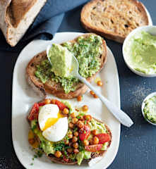Menu veggie -  Avocado toasts aux pois chiches et tomates cerise