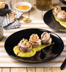 Champignon ripieni con gamberi su crema di curcuma