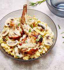 Effiloché de lapin à la moutarde et champignons, poêlée de spaetzle