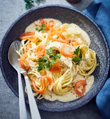 Spaghetti mit Senfsauce und Lachs