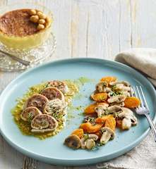 Involtini di lonza allo speck con carote e funghi e budino agli amaretti