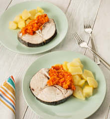 Merluza con patatas y salsa de tomate para dos