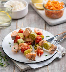 Szaszłyki z łososia z ryżem, surówką i sosem cytrynowym