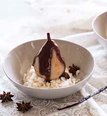 Riz au lait, poires pochées et sauce chocolat