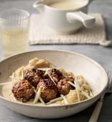 Fleischbällchen mit Sellerie-Apfel-Püree und Cidersauce