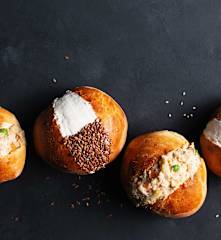 Ensaladilla de coliflor asada en pan de hamburguesa