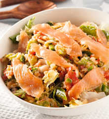 Sałatka z białą fasolą i wędzonym łososiem