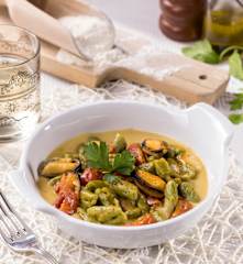 Cavatelli di rucola con crema di ceci e cozze