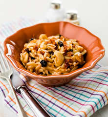 Massa com frutos secos e tomate seco