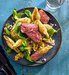 Nudel-Steak-Salat mit Apfel-Dressing