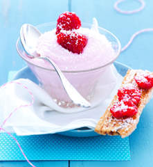 Mousse framboise-noix de coco