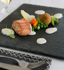 Σολομός με πουρέ σελινόριζας και σάλτσα από άνηθο