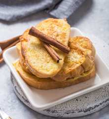 Torrijas con leche condensada al vapor