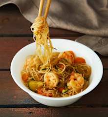 Spaghetti di riso gamberi e verdure