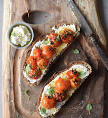 Tostadas con ricotta y tomates asados