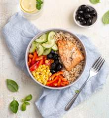 Bowl z brązowym ryżem, łososiem i warzywami