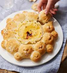 Couronne de petits pains, camembert et pommes