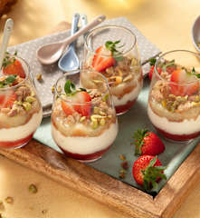 Erdbeer-Rhabarber-Dessert im Glas