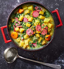 Steckrüben-Grünkohl-Eintopf mit Mettwurst