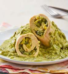 Pechugas rellenas de espinaca en salsa de poblano