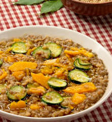 Pilaf di lenticchie e bulgur con zucca verde e gialla