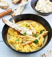 Œufs brouillés, asperges et tartines