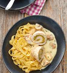 Geschmorte Putenrouladen mit Bandnudeln