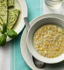 Zuppa di orzo con frittata e verdure a vapore