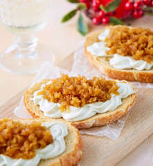 Montaditos de queso azul y manzana