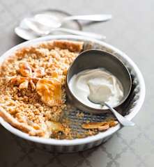 Crumble pie aux pommes, coings et noisettes