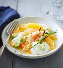 Mousse de chèvre frais, chair de crabe et avocat, sauce Passion