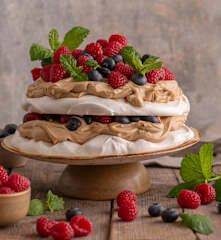 Tort bezowy z kremem z kawą zbożową