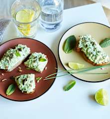 Tartine petits pois, feta et herbes fraîches
