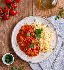 Indyk w sosie pomidorowo-cynamonowym z kaszą bulgur