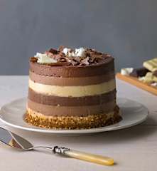 Tarta a los tres chocolates con crujiente de almendra