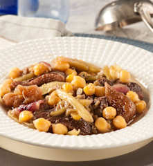 Guiso de pato con garbanzos y borrajas