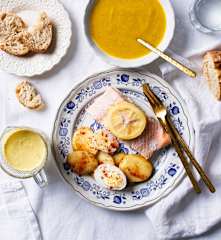 Crema de verduras, salmón en salsa de mostaza con patatas y huevo duro