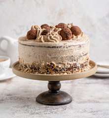 Tort cappuccino z chrupką z białej czekolady