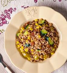 Quinoa e lenticchie con zucchine e uvetta