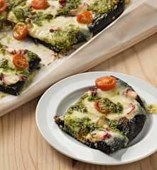 Pizza nero di sepia con pulpo y pesto de almendra