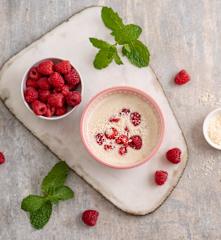 Budyń kokosowy z malinami