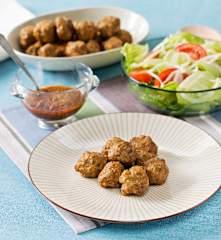 Albóndigas de cordero y chimichurri con ensalada