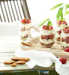 Vasitos de mascarpone, uvas y galletas caramelizadas
