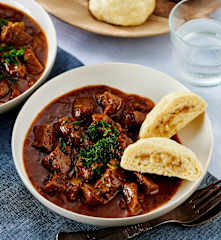 Kräutergulasch mit gefüllten Dampfnudeln