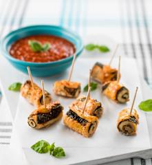 Rolinhos de frango com molho de pimento e manjericão